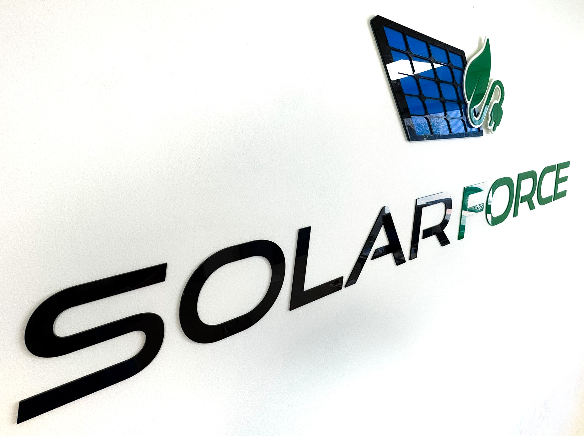 Lasergesneden acryl naambord SolarForce, 3D wandlogo met gekleurde letters en logo